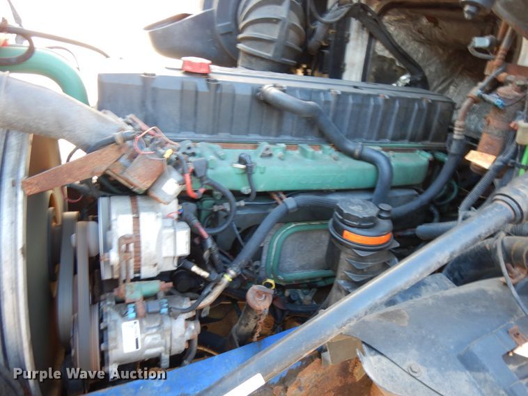 image for item IO9584 1999 Volvo VN  semi truck