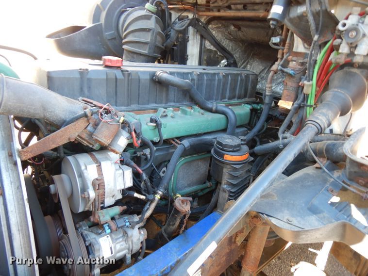 image for item IO9584 1999 Volvo VN  semi truck