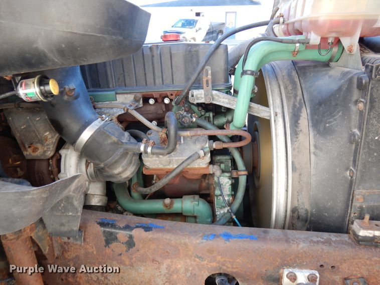 image for item IO9584 1999 Volvo VN  semi truck