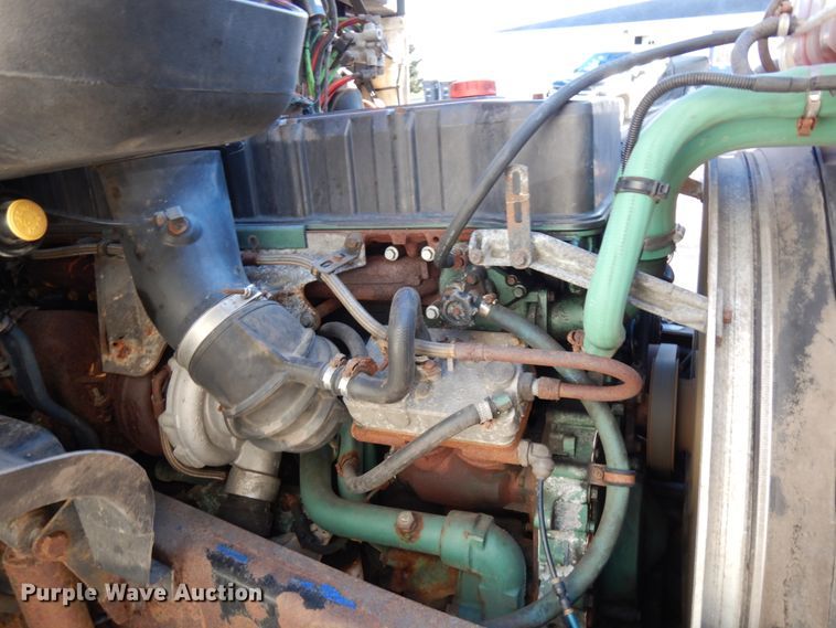 image for item IO9584 1999 Volvo VN  semi truck