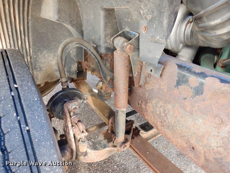 image for item IO9584 1999 Volvo VN  semi truck