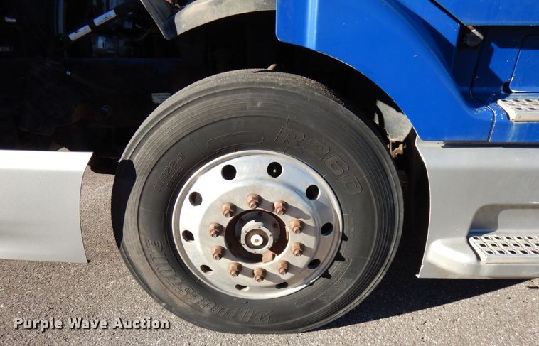 image for item IO9584 1999 Volvo VN  semi truck