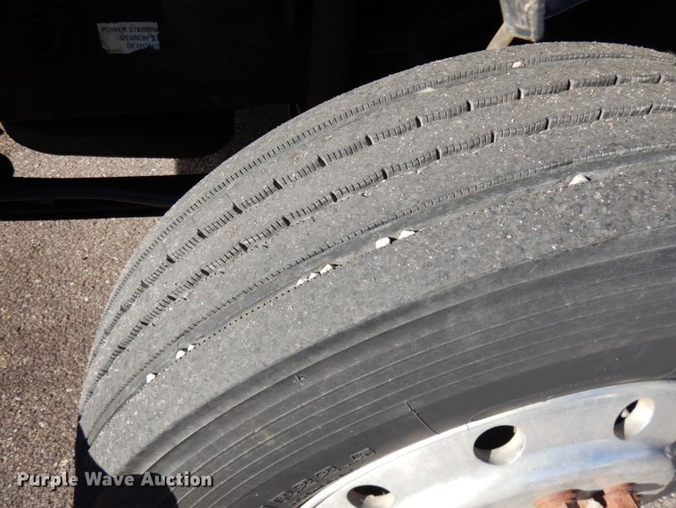 image for item IO9584 1999 Volvo VN  semi truck