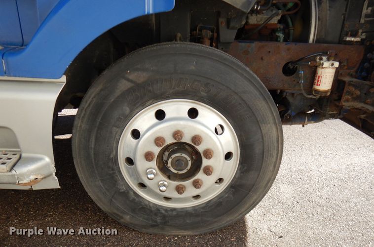 image for item IO9584 1999 Volvo VN  semi truck