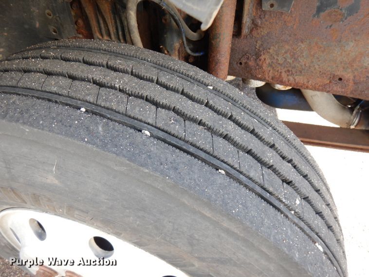 image for item IO9584 1999 Volvo VN  semi truck