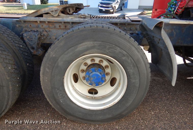 image for item IO9584 1999 Volvo VN  semi truck