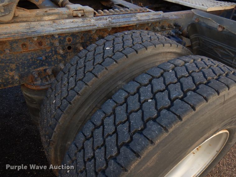 image for item IO9584 1999 Volvo VN  semi truck