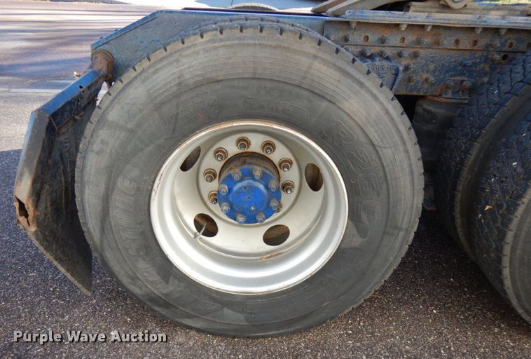 image for item IO9584 1999 Volvo VN  semi truck