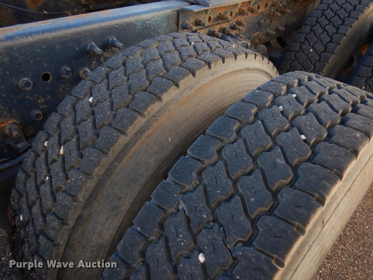 image for item IO9584 1999 Volvo VN  semi truck