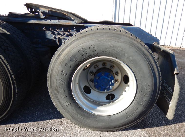 image for item IO9584 1999 Volvo VN  semi truck