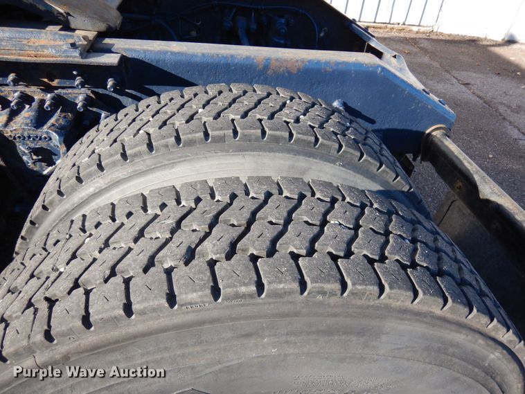 image for item IO9584 1999 Volvo VN  semi truck