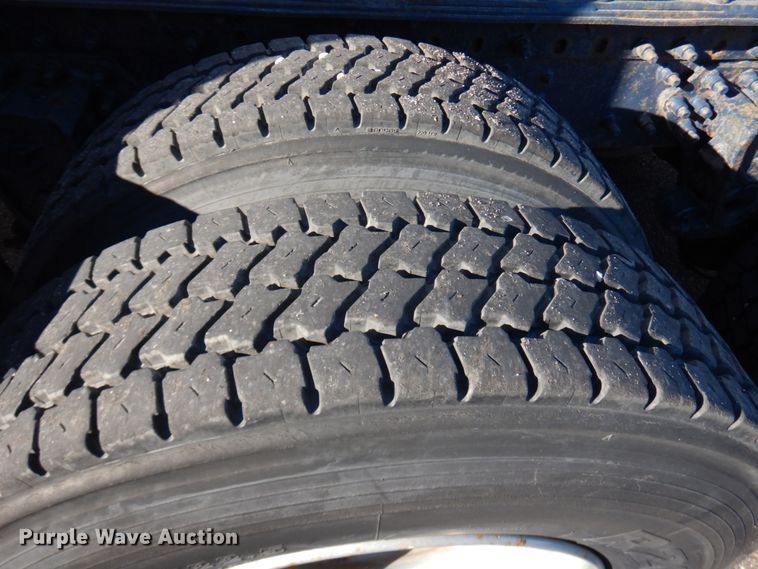 image for item IO9584 1999 Volvo VN  semi truck