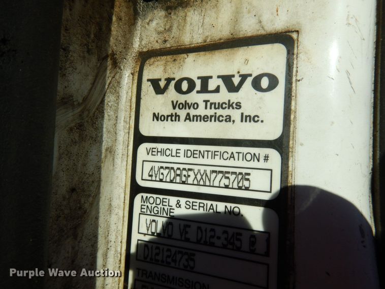 image for item IO9584 1999 Volvo VN  semi truck