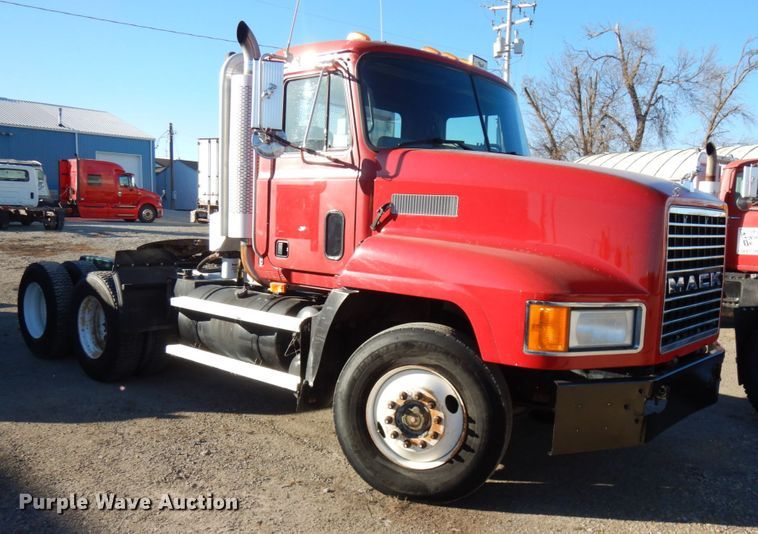 image for item IO9607 1998 Mack CH613  semi truck