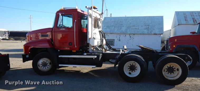 image for item IO9607 1998 Mack CH613  semi truck