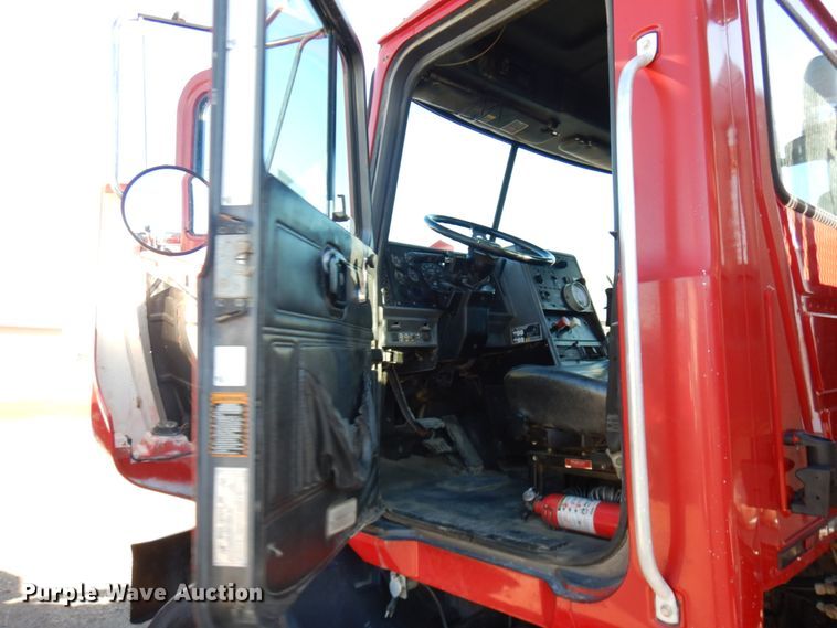 image for item IO9607 1998 Mack CH613  semi truck