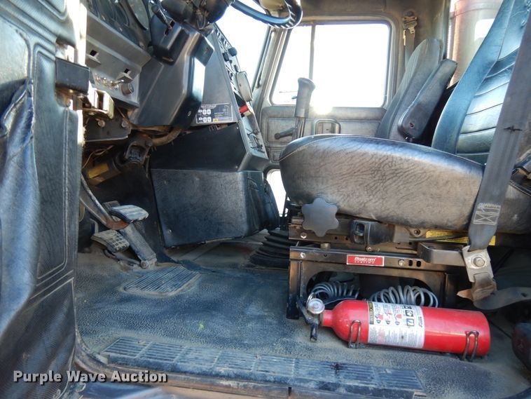 image for item IO9607 1998 Mack CH613  semi truck