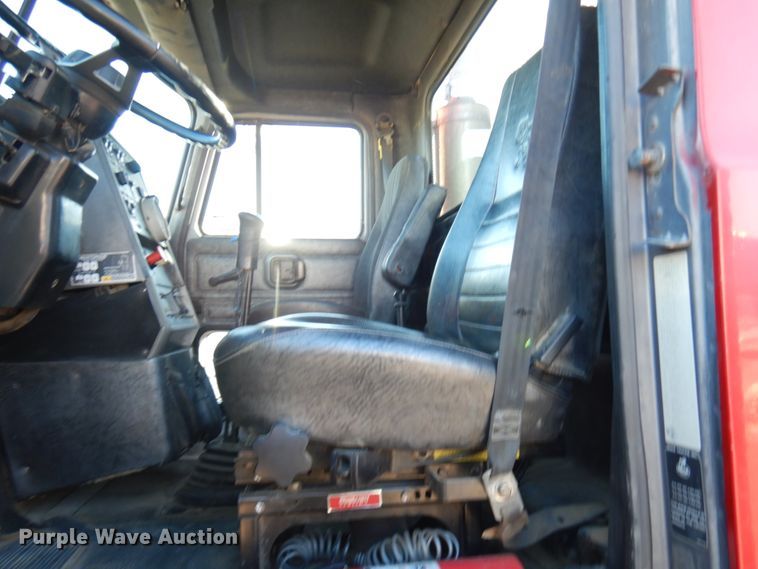 image for item IO9607 1998 Mack CH613  semi truck