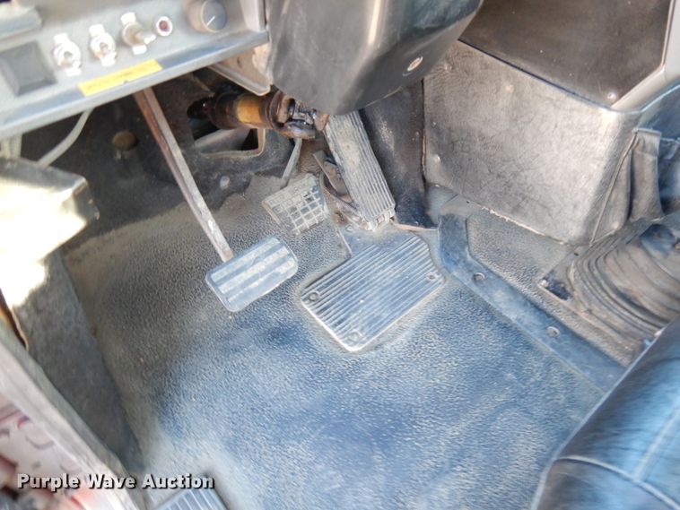 image for item IO9607 1998 Mack CH613  semi truck