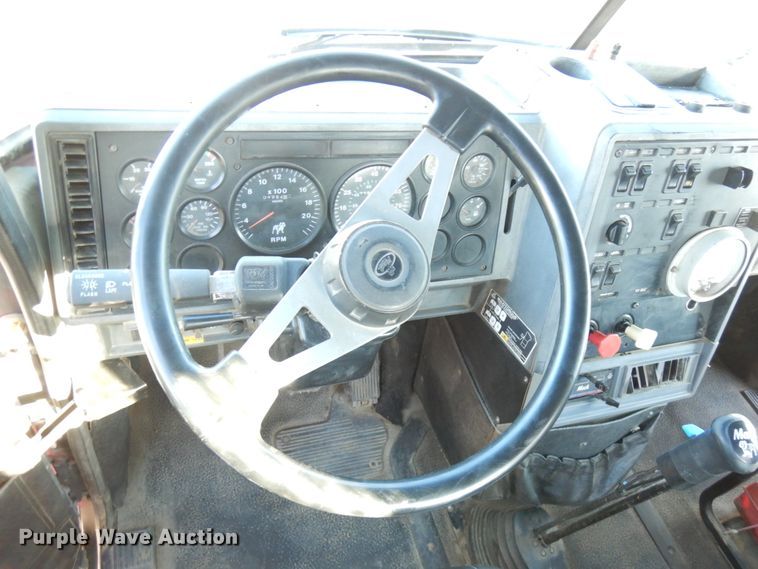 image for item IO9607 1998 Mack CH613  semi truck