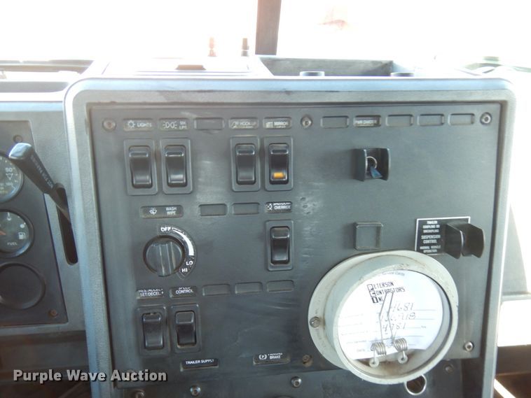 image for item IO9607 1998 Mack CH613  semi truck