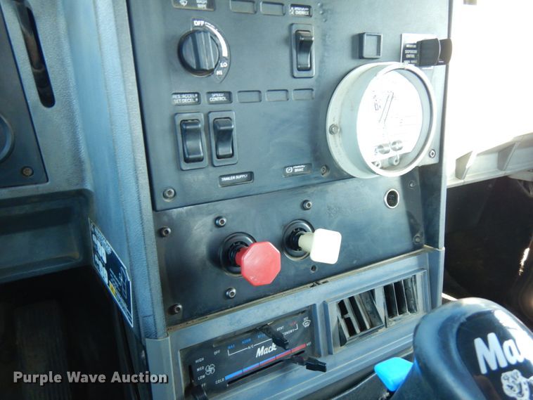 image for item IO9607 1998 Mack CH613  semi truck
