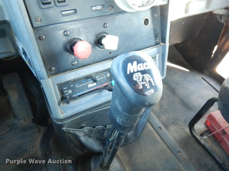 image for item IO9607 1998 Mack CH613  semi truck