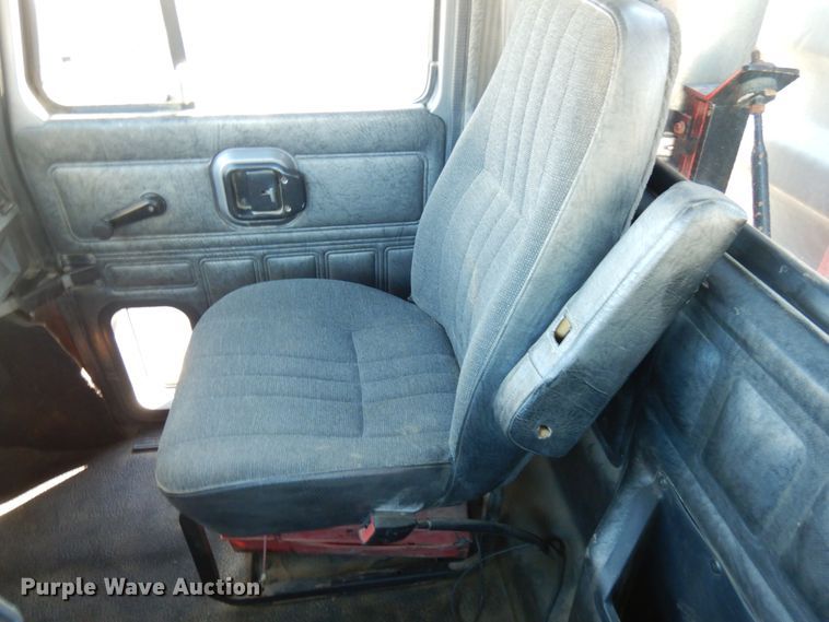 image for item IO9607 1998 Mack CH613  semi truck