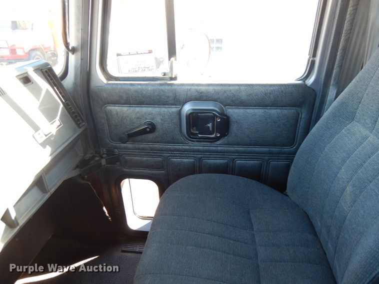 image for item IO9607 1998 Mack CH613  semi truck