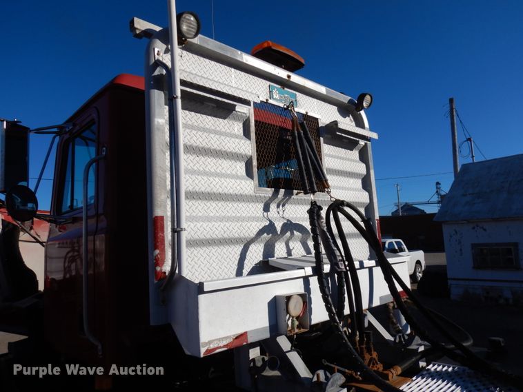 image for item IO9607 1998 Mack CH613  semi truck