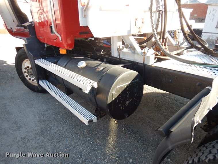 image for item IO9607 1998 Mack CH613  semi truck