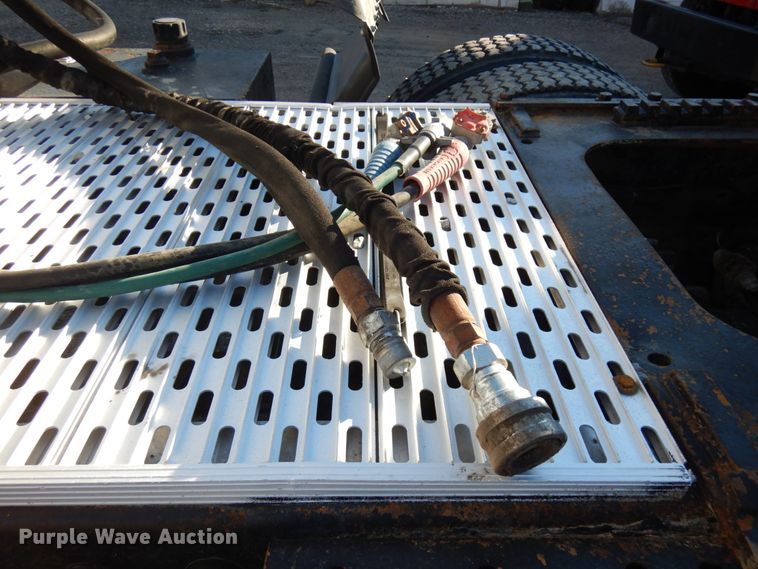 image for item IO9607 1998 Mack CH613  semi truck