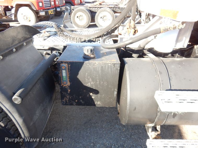 image for item IO9607 1998 Mack CH613  semi truck