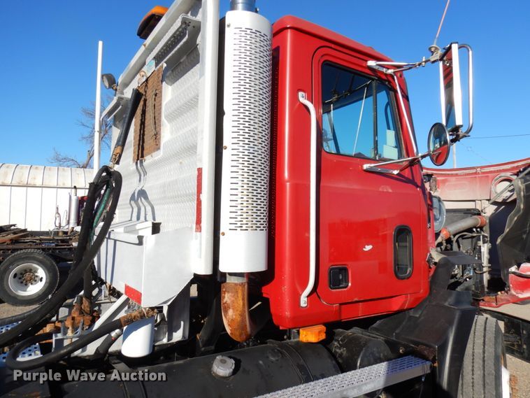 image for item IO9607 1998 Mack CH613  semi truck