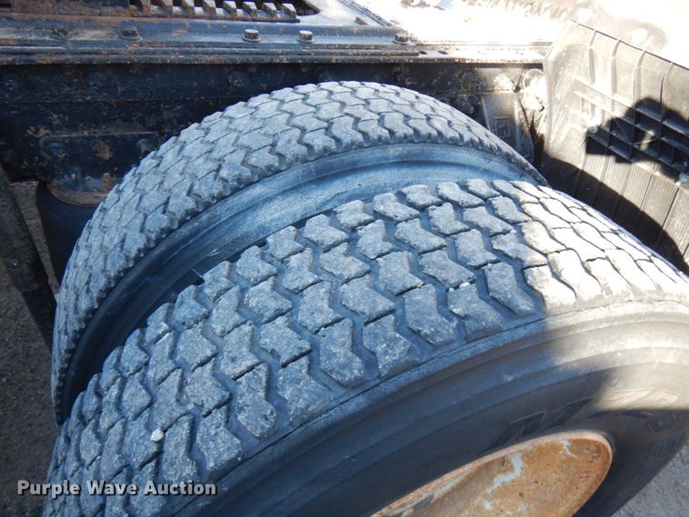 image for item IO9607 1998 Mack CH613  semi truck