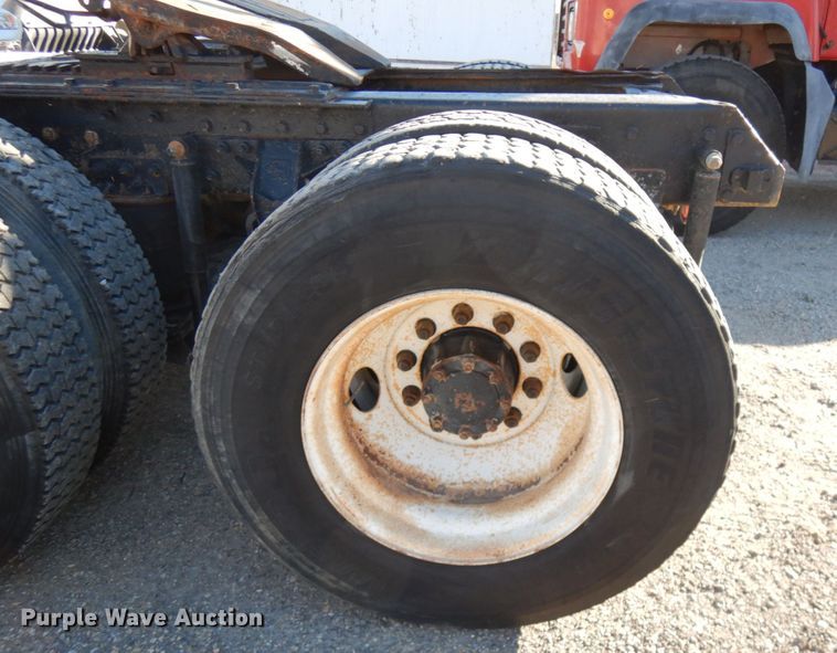 image for item IO9607 1998 Mack CH613  semi truck