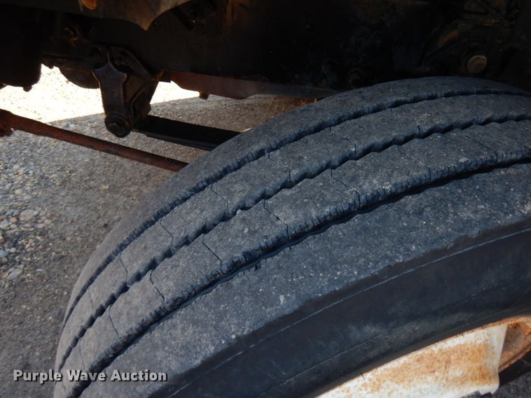 image for item IO9607 1998 Mack CH613  semi truck