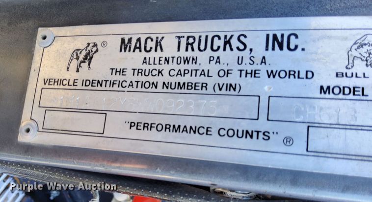 image for item IO9607 1998 Mack CH613  semi truck