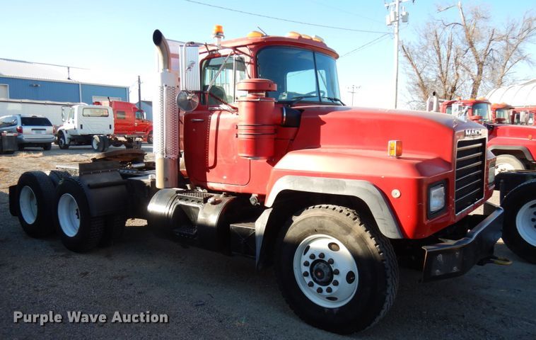 image for item IO9608 2002 Mack RD690S  semi truck