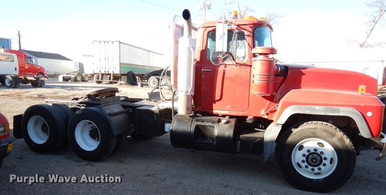 image for item IO9608 2002 Mack RD690S  semi truck