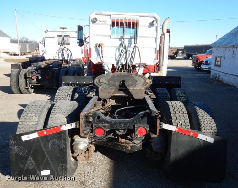 image for item IO9608 2002 Mack RD690S  semi truck