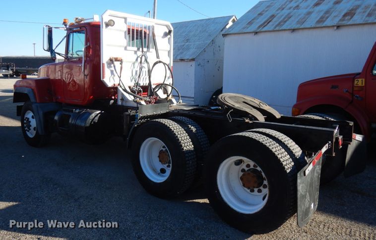 image for item IO9608 2002 Mack RD690S  semi truck