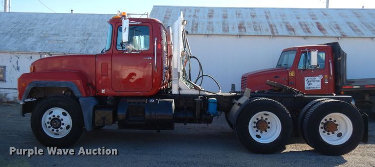 image for item IO9608 2002 Mack RD690S  semi truck