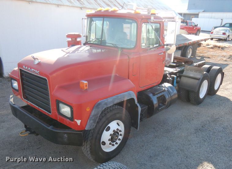 image for item IO9608 2002 Mack RD690S  semi truck