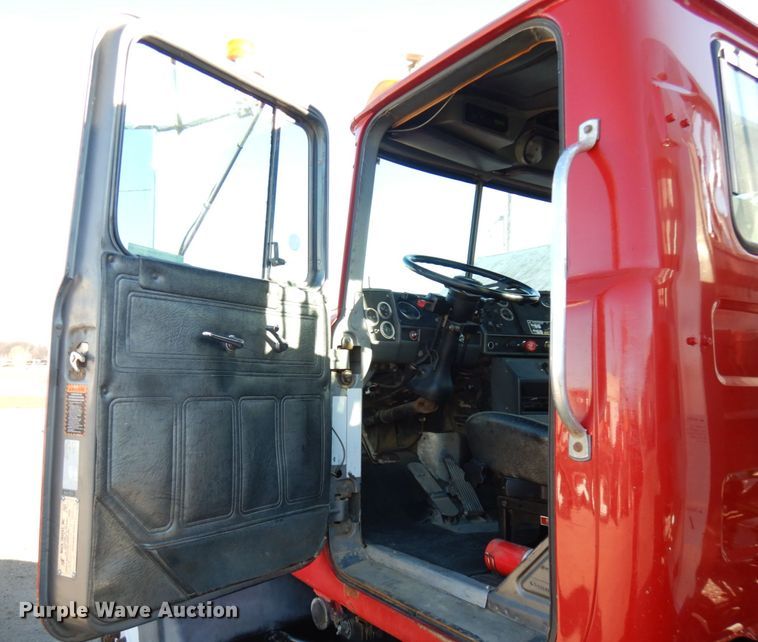 image for item IO9608 2002 Mack RD690S  semi truck