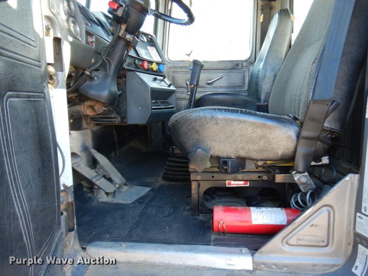 image for item IO9608 2002 Mack RD690S  semi truck