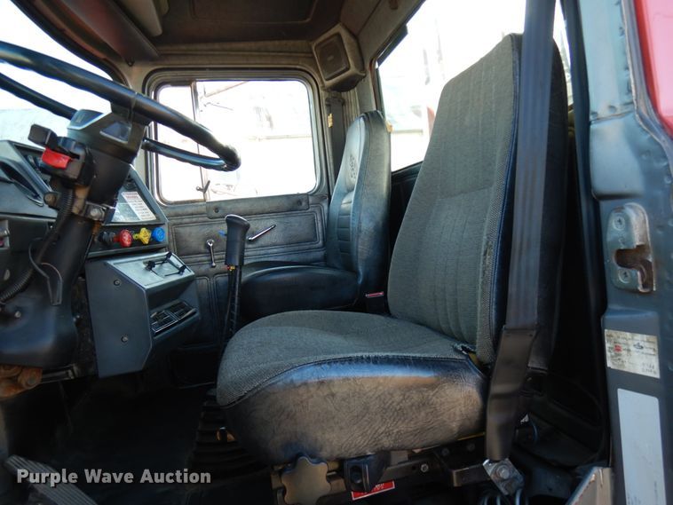 image for item IO9608 2002 Mack RD690S  semi truck