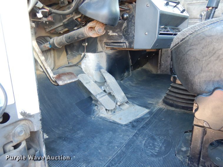 image for item IO9608 2002 Mack RD690S  semi truck