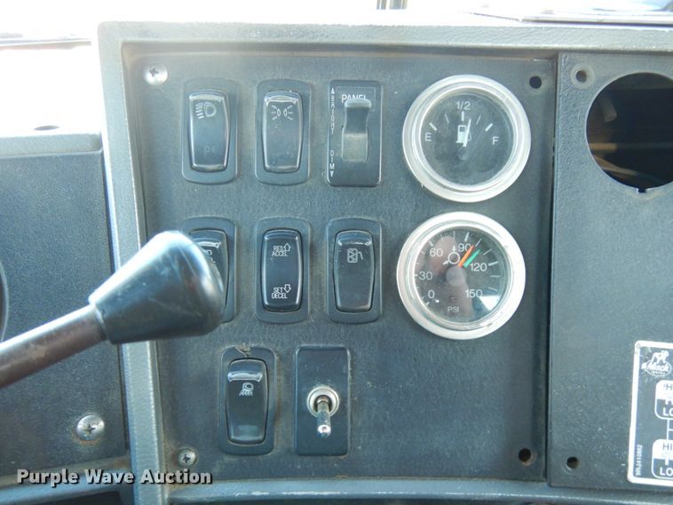 image for item IO9608 2002 Mack RD690S  semi truck