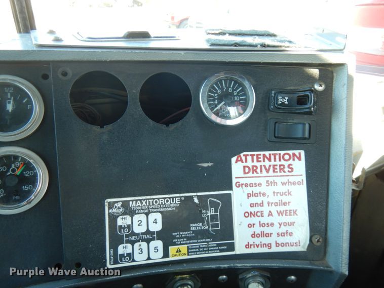 image for item IO9608 2002 Mack RD690S  semi truck